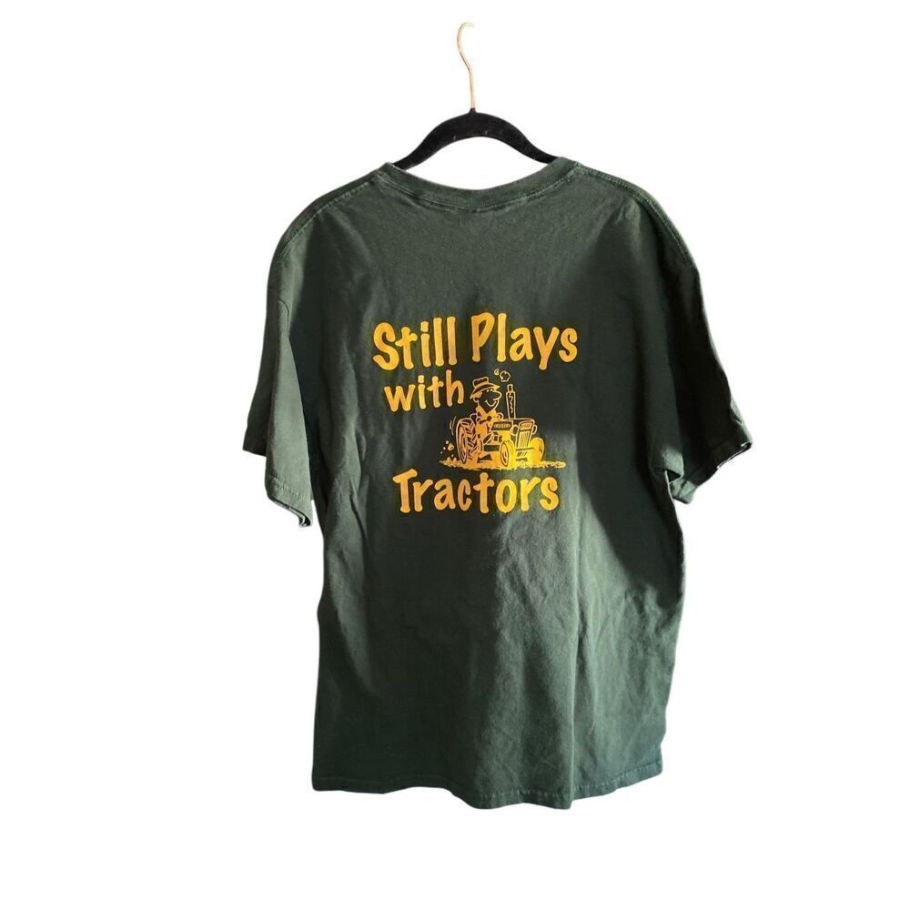 Gildan men’s still plays with tractors, green, short sleeve, T-shirt, size larg
